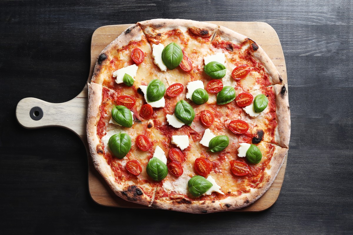 pizza-time-tasty-homemade-traditional-pizza-italian-recipe (2)