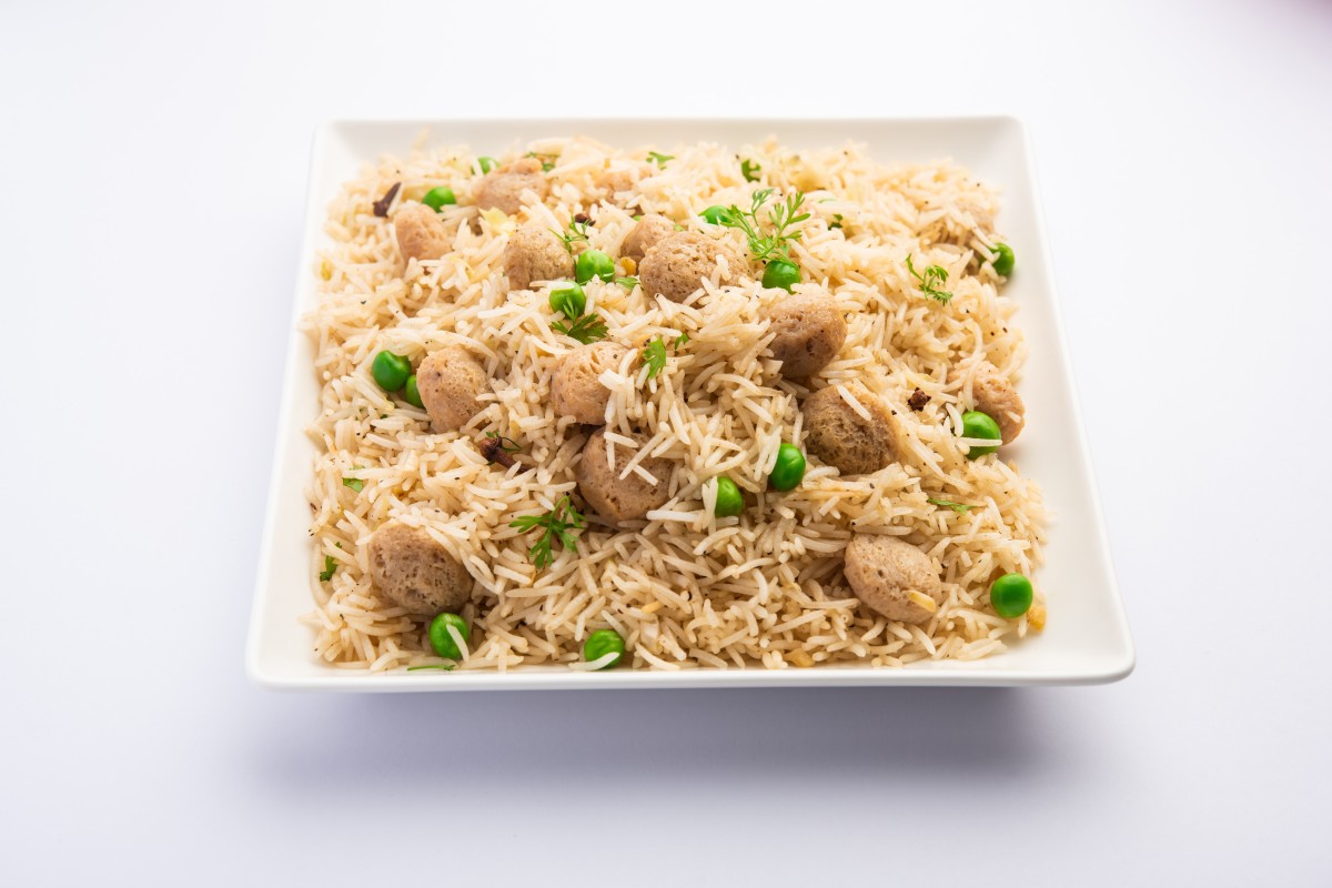 yummy-soya-pulao-pilav-pulav-rice-soyabean-chunk-fried-rice-with-peas-beans-indian-pakistani-cuisine (1)